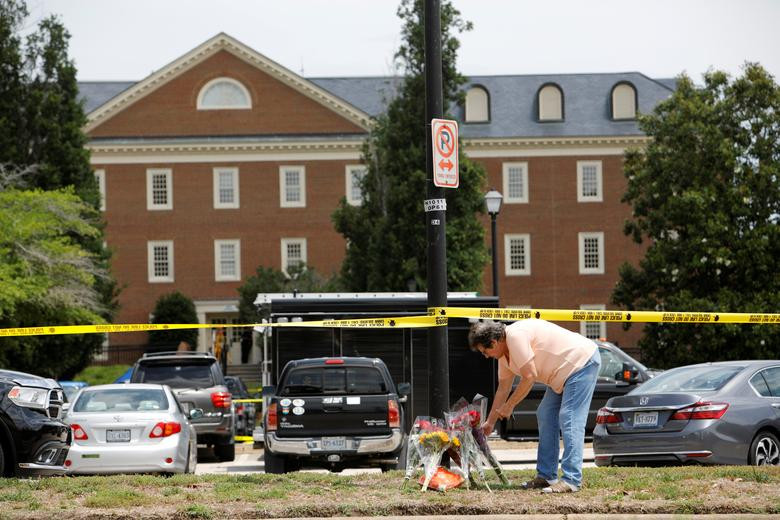 Trước đó, nhiều vụ tấn công bằng súng gây thương vong lớn cũng gây rúng động nước Mỹ. Ngày 31/5, một tay súng tấn công tòa nhà văn phòng chính quyền tại Virginia Beach, bang Virginia, khiến 12 người thiệt mạng và ít nhất 4 người bị thương. Ảnh: Reuters.