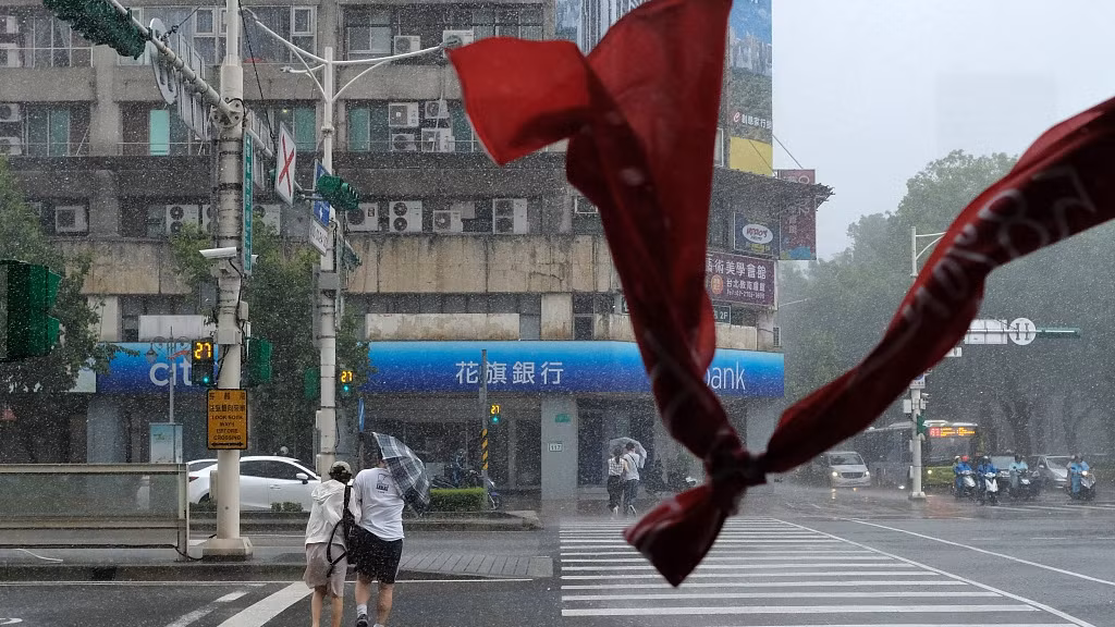 Người dân đi dưới trời mưa lớn ở Đài Bắc, Đài Loan, hôm 24/8. Ảnh: VCG. Mời độc giả xem thêm video về một trận lũ lụt, lở đất ở Trung Quốc (Nguồn: VTC14)