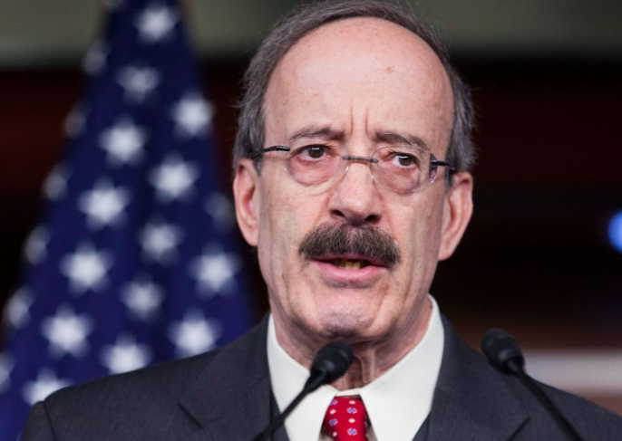 "Các hành động hung hăng gần đây của Trung Quốc ở Biển Đông là minh chứng đáng lo ngại về một quốc gia công khai phớt lờ luật pháp quốc tế. Theo Công ước Liên Hợp Quốc về Luật Biển (UNCLOS), các hành động của Trung Quốc là hành vi vi phạm chủ quyền của Việt Nam và các quyền hợp pháp của họ trong vùng đặc quyền kinh tế (EEZ). Ngoài ra, các hành vi của Trung Quốc còn đe dọa lợi ích của các công ty Mỹ hoạt động trong khu vực", trích tuyên bố của Chủ tịch Ủy ban Đối ngoại Hạ viện Mỹ Eliot Engel ngày 26/7. Ảnh: GT. 