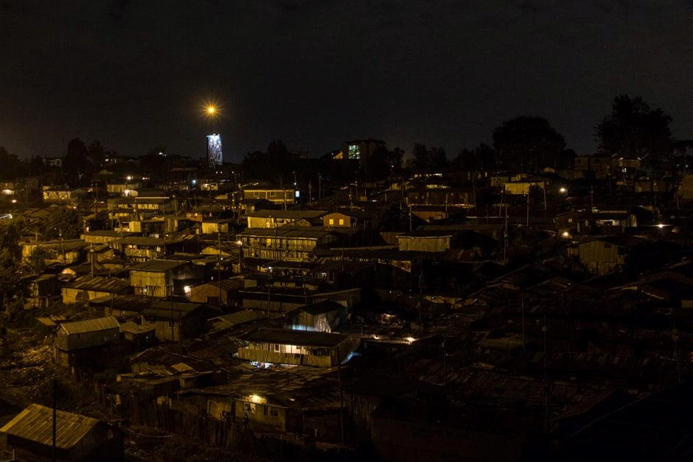 Kibera hiện lên với những ánh đèn le lói vào ban đêm. Ảnh: Kevin Juma/The Guardian. *) Title do Kiến Thức biên tập lại Mời độc giả xem thêm video: 21 người Châu Phi nhập cư vào Tây Ban Nha gây lo ngại nhiễm Ebola (Nguồn: VTC14)