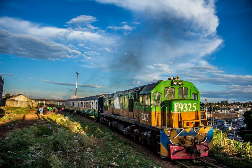 Chuyến tàu lúc 6h sáng chầm chậm đi qua khu ổ chuột Kibera, trên đường ray ngập đầy rác. Ảnh: Anwar Sadat Swaka/ The Guardian.