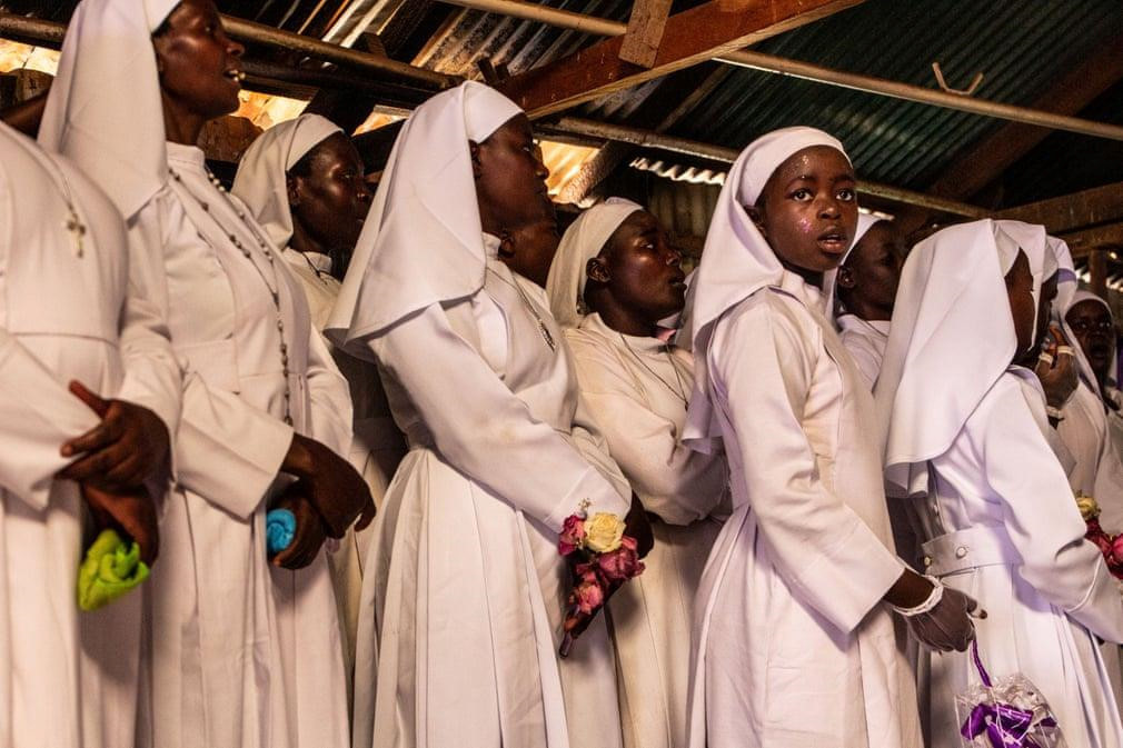 Hình ảnh từ một đám cưới tại nhà thờ Legio Maria trong khu ổ chuột Kibera. Hầu hết người dân tại đây kiếm được không quá 1 USD/ngày và thiếu thốn các điều kiện cơ bản như nước sạch hay điện. Ảnh: Kevin Juma/The Guardian.