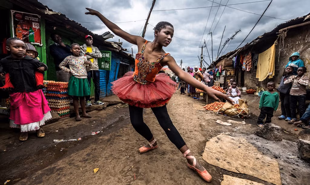 Elsie Ayoo, cô gái 16 tuổi đang theo học ballet, tập luyện trên nền đất tại khu ổ chuột Kibera. Ảnh: Brian Otieno/The Guardian.