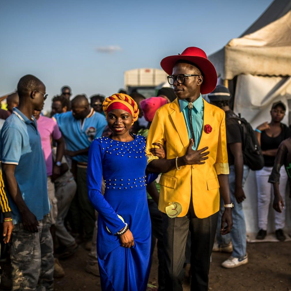 Phần trình diễn thời trang trong cuộc thi Mr and Miss Kibera, được tổ chức thường niên. Mặc dù cuộc sống có nhiều khó khăn, người dân ở đây vẫn có những hoạt động văn hóa đặc sắc. Ảnh: Brian Otieno/The Guardian.