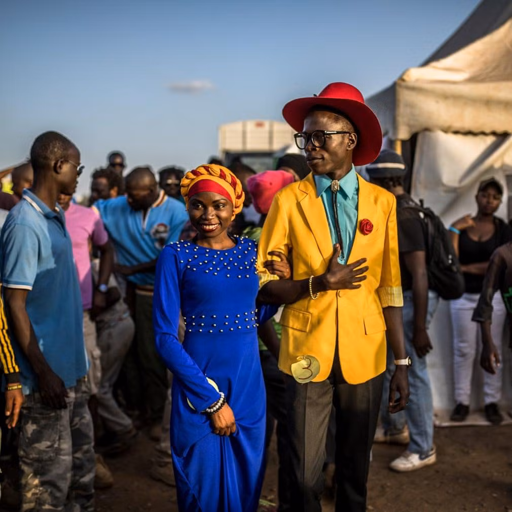 Phần trình diễn thời trang trong cuộc thi Mr and Miss Kibera, được tổ chức thường niên. Mặc dù cuộc sống có nhiều khó khăn, người dân ở đây vẫn có những hoạt động văn hóa đặc sắc. Ảnh: Brian Otieno/The Guardian.