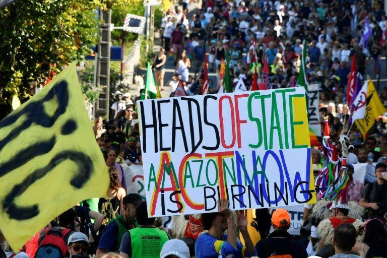 Một cuộc biểu tình phản đối ông Bolsonaro ở Pháp, nước chủ nhà hội nghị G7 cuối tuần qua. Các cuộc biểu tình ở nhiều thành phố trên khắp Brazil và trên thế giới, phẫn nộ trước chính sách nới lỏng quy định để cho các công ty khai mỏ và nông nghiệp chặt phá rừng. Ảnh: AFP.