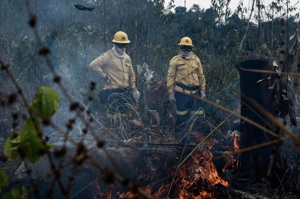 44.000 lính đã bắt đầu được điều tới chiến đấu với những đám cháy ở vùng Amazon khổng lồ. Theo INEP, các ngọn lửa đang nuốt chửng rừng Amazon với tốc độ 1,5 sân bóng đá mỗi phút. Ông Bolsonaro đã đổ lỗi nạn cháy rừng cho truyền thông, thời tiết, thậm chí cáo buộc các tổ chức NGO là thủ phạm, đưa ra các thuyết âm mưu mà không có bằng chứng trên truyền thông quốc gia. Ảnh: Bloomberg.