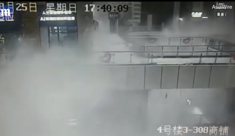 Nữ khách hàng này đã bị nước cuốn trôi một đoạn khá dài trên sàn nhà trung tâm, khiến cô bị thương.