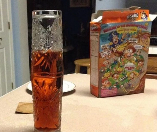 Chiếc cốc đựng nước úp vào nhau nhưng nước không bị chảy ra ngoài.