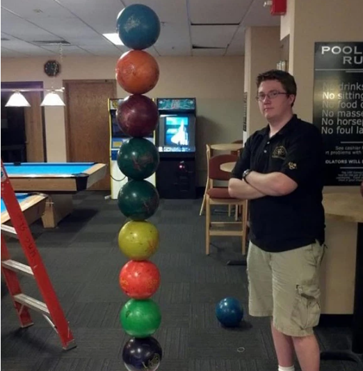 Xếp 10 quả bóng chồng lên nhau. Không phải ai cũng có thể làm được điều đáng kinh ngạc này.