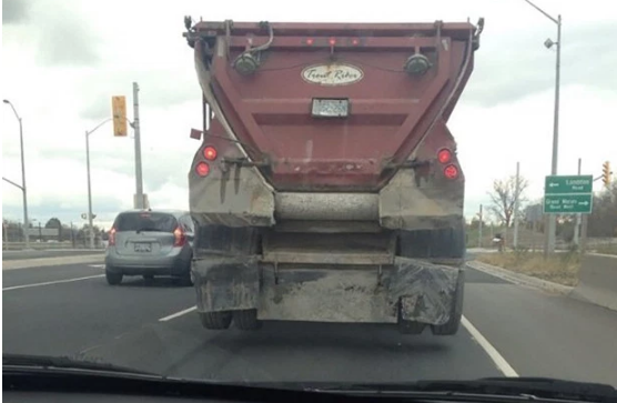 Chiếc xe tải có khả năng di chuyển...trên không, nhưng chỉ trong khoảnh khắc nhất thời.