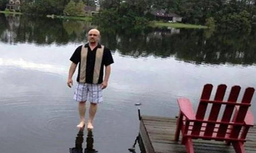 Đây là một trong những khoảnh khắc đáng kinh ngạc "đánh lừa" thị giác. Bức ảnh này khiến bạn cảm giác người đàn ông có khả năng "siêu nhiên" đứng trên mặt nước. (Nguồn ảnh: The Sun)