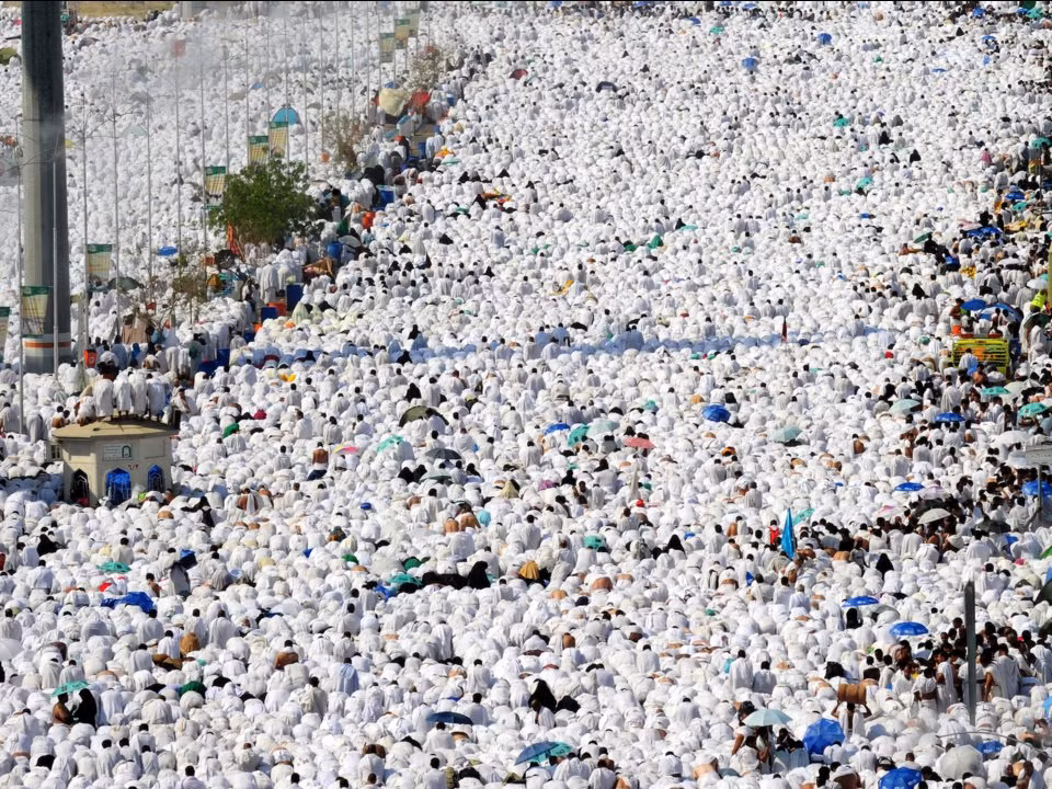 Ngày chính của cuộc hành hương yêu cầu người hành hương phải cầu nguyện bên ngoài từ lúc bình minh đến hoàng hôn.