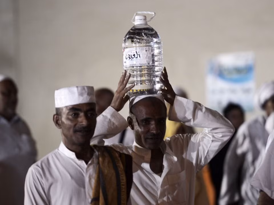 Khi rời khỏi nhà thờ này, những người hành hương phải chuẩn bị nhiều nước để đối phó với nắng nóng.