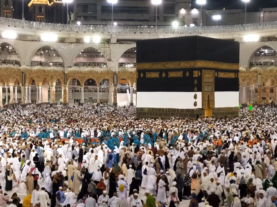 Một trong những địa điểm mát mẻ ở Mecca là khu vực xung quanh khối đá Kaaba ở nhà thờ Hồi giáo Masjid al-Haram.