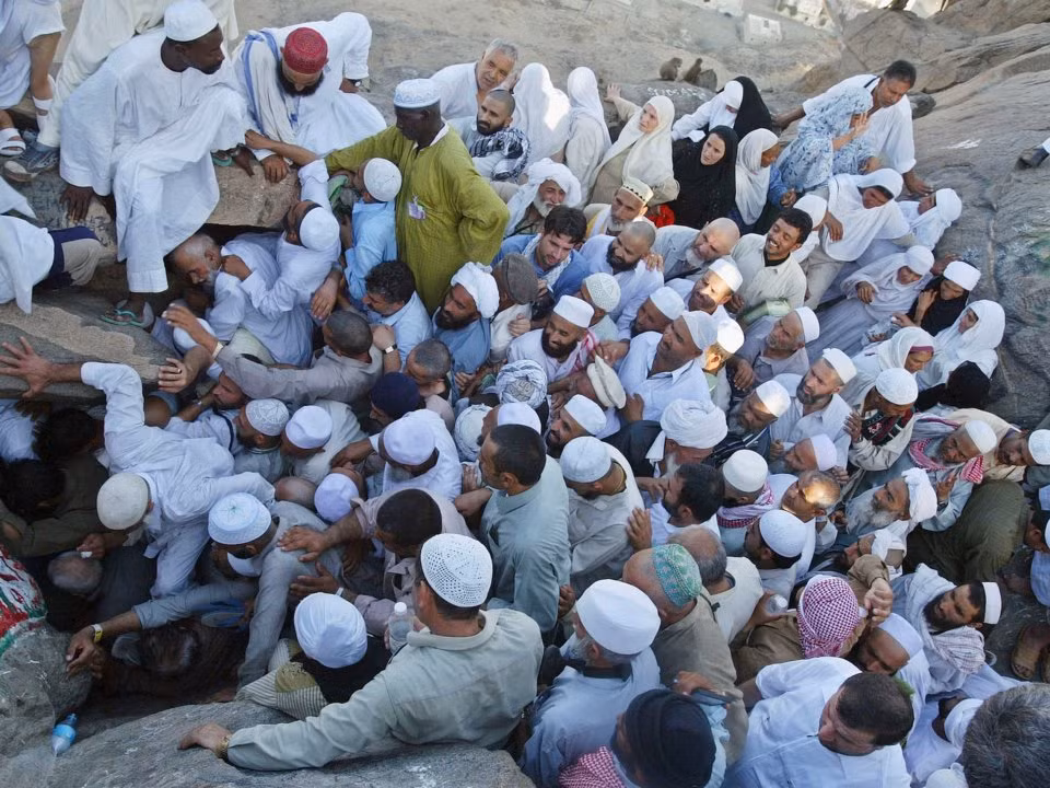 Năm 1985, khoảng 2.000 người được cho là đã bị say nắng trong lễ hành hương.