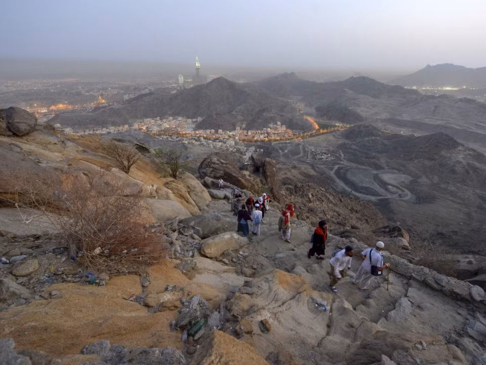 Sở dĩ Mecca có nhiệt độ như vậy là do vị trí địa lý của thành phố này, nằm trong thung lũng khô cằn ở chân núi Sirat và được bao quanh bởi hoang mạc Ả Rập.