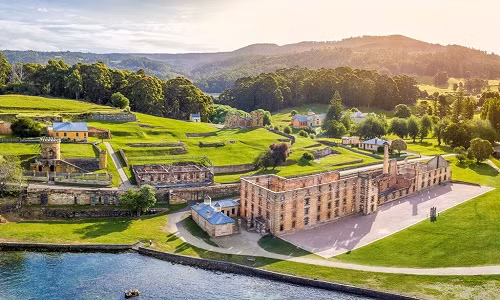 Port Arthur, thị trấn nhỏ nằm trên bán đảo Tasmania là một trong những địa điểm hấp dẫn khách du lịch. Khung cảnh thị trấn hiện lên với những ngôi nhà, công trình kiến trúc cổ kính, thiên nhiên rộng lớn. Tới đây, bạn sẽ được chiêm ngưỡng những khối đá tự nhiên độc đáo ở hang Remarkable, bãi biển tuyệt đẹp và các cồn cát khổng lồ tại vịnh Wineglass. Ảnh: Linkedln.