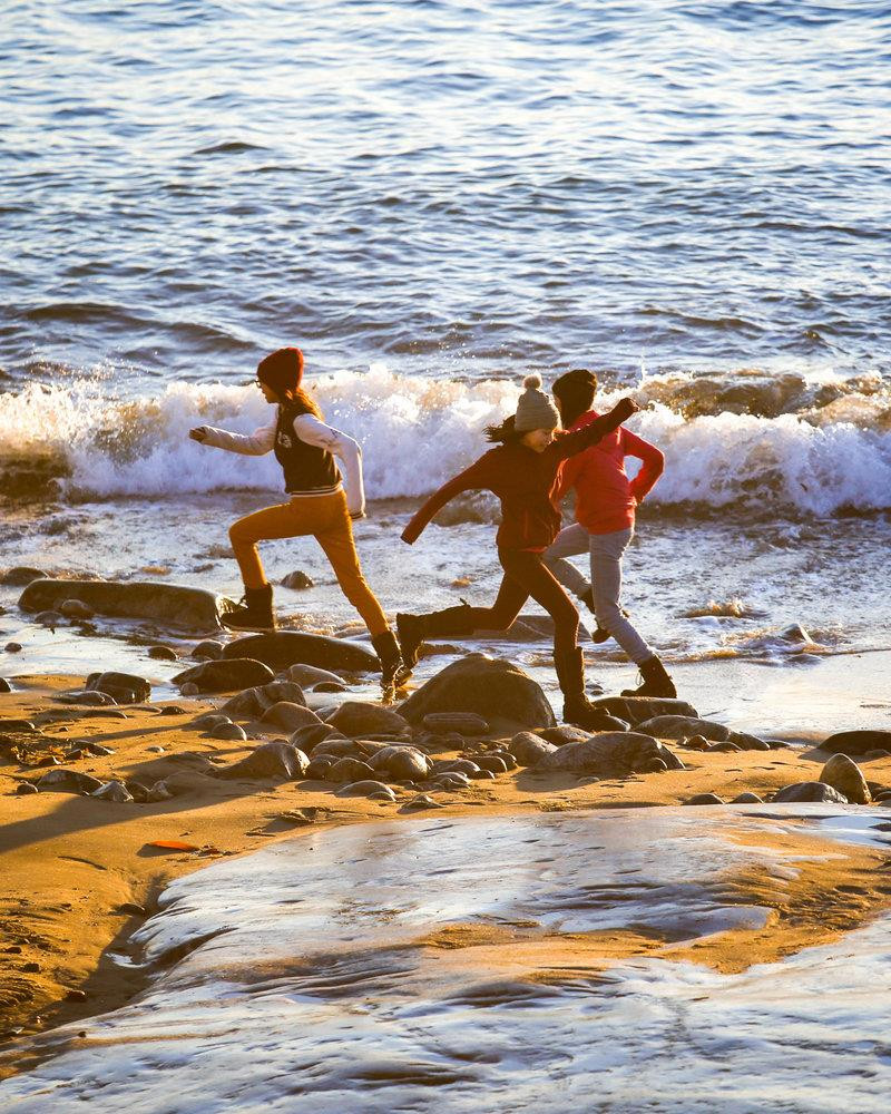 Cho đến trước Thế chiến I, việc nhượng đất giữa các nước diễn ra khá phổ biến, nhưng vào ngày nay, nếu ông Trump muốn mua Greenland, việc này phải được người Greenland chấp nhận. Greenland có nghị viện riêng, và họ tự quyết phần lớn các vấn đề chính trị, trừ ngoại giao và an ninh. Nếu Mỹ nắm quyền kiểm soát Greenland, thì đó sẽ là "sự tàn phá" đối với hệ thống phúc lợi của hòn đảo, chính trị gia Greenland Aaja Chemnitz Larsen nói với BBC. Ảnh: NPR.