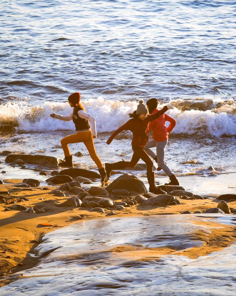 Cho đến trước Thế chiến I, việc nhượng đất giữa các nước diễn ra khá phổ biến, nhưng vào ngày nay, nếu ông Trump muốn mua Greenland, việc này phải được người Greenland chấp nhận. Greenland có nghị viện riêng, và họ tự quyết phần lớn các vấn đề chính trị, trừ ngoại giao và an ninh. Nếu Mỹ nắm quyền kiểm soát Greenland, thì đó sẽ là "sự tàn phá" đối với hệ thống phúc lợi của hòn đảo, chính trị gia Greenland Aaja Chemnitz Larsen nói với BBC. Ảnh: NPR.