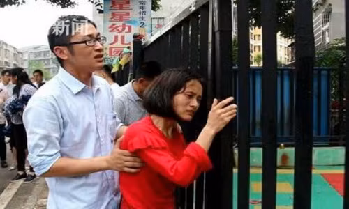 Dau long tre thiet mang do bi bo quen trong oto tren the gioi