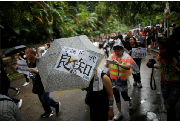 Cuộc tuần hành này do Hội nhà giáo chuyên nghiệp Hong Kong tổ chức.