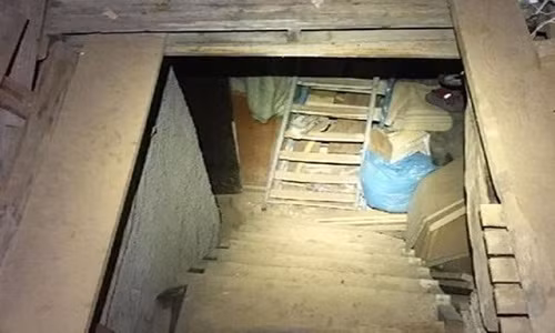 Tháng 11/2017, cảnh sát đã bắt giữ Aloisio Francesco Rosario Giordano, 52 tuổi, sau khi tên này bị phát hiện giam giữ một cô gái 29 tuổi người Italy làm nô lệ tình dục dưới tầng hầm suốt một thập kỷ. Ảnh: TS.