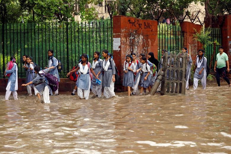 Trong khi đó, mưa lũ cũng càn quét Uttarakhand và Jammu, khiến 9 người thiệt mạng do lở đất. Ngoài ra, lũ lụt cũng cướp đi sinh mạng của 5 người ở Tây Belgal và Odisha.