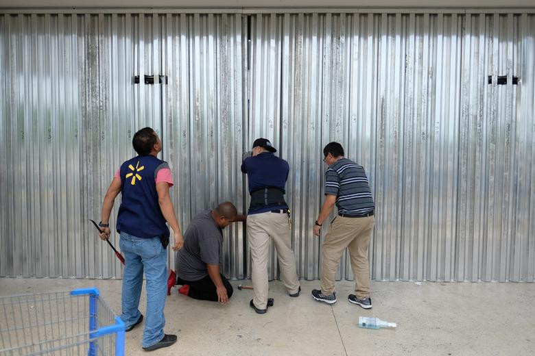 Các nhân viên gia cố một cửa hàng bán lẻ ở Humacao, Puerto Rico, ngày 28/8.