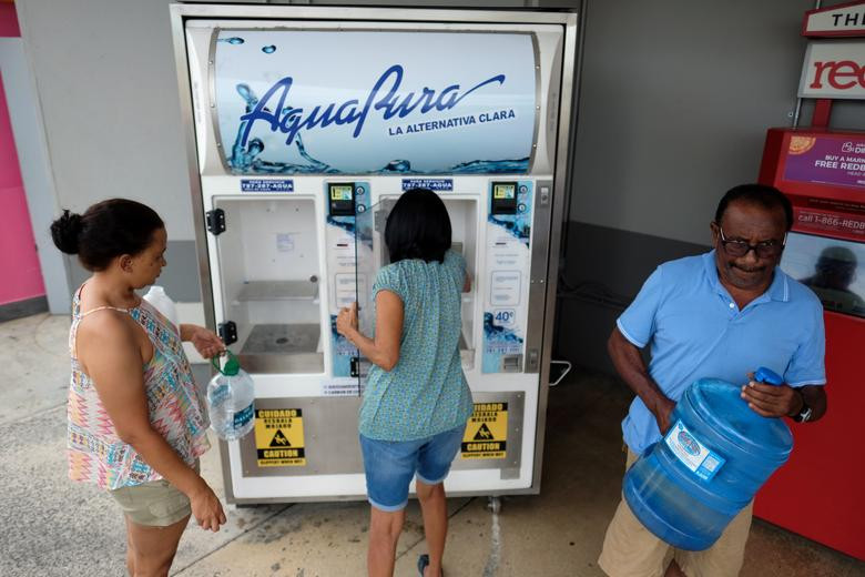 Người dân mua nước về dự trữ ở Humacao ngày 28/8 trước khi bão đổ bộ.