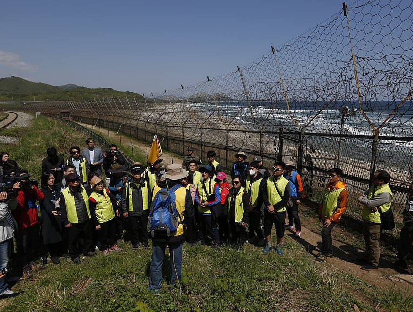 Tuyến đường được khai trương đúng vào dịp kỷ niệm 1 năm Hội nghị thượng đỉnh liên Triều đầu tiên giữa Tổng thống Hàn Quốc Moon Jae-in và Chủ tịch Triều Tiên Kim Jong-un tại làng hòa bình Panmunjom trong khu DMZ hôm 27-4-2018.