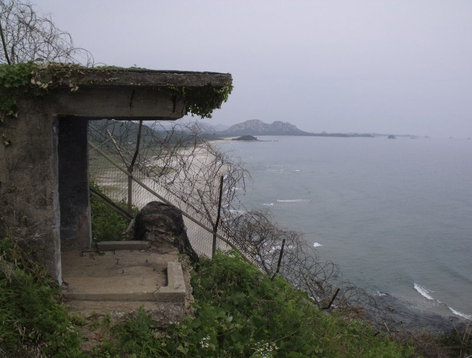 Gần đây, trong nỗ lực giảm căng thẳng liên Triều, quân đội hai bên đã phá hủy một số đồn bảo vệ, gỡ hệ thống loa tuyên truyền hướng vào nhau cũng như rà phá bom mìn.