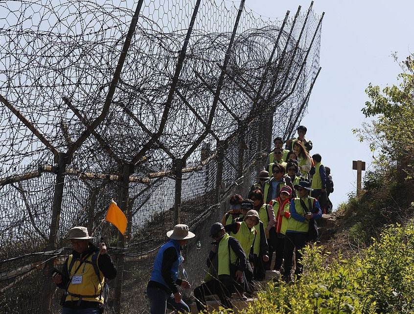 Dọc theo con đường là biển cảnh báo mìn, vì thế không ai mạo hiểm làm trái lời dặn của binh sỹ Hàn Quốc hộ tống đoàn du khách.