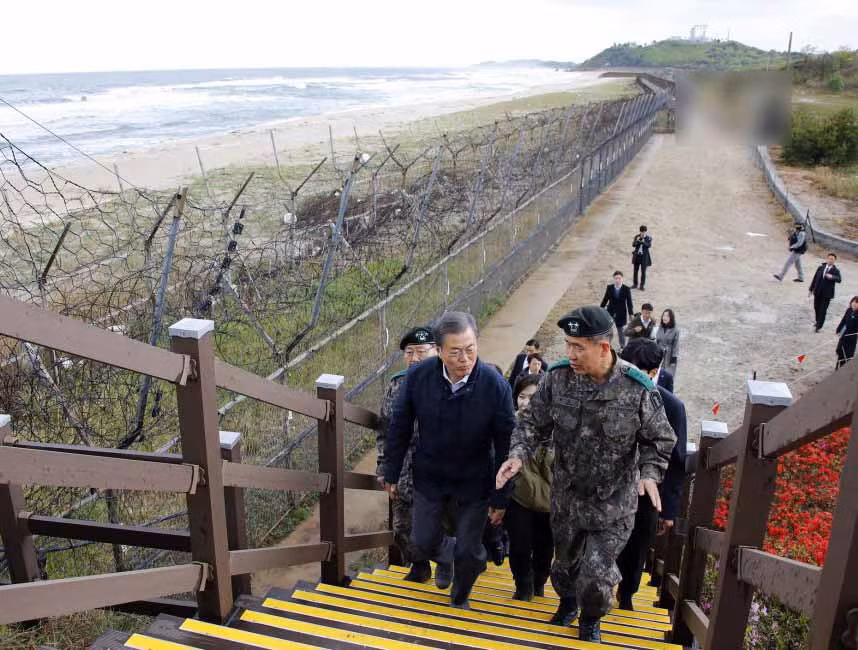 Tổng thống Moon Jae-in đã thị sát tuyến “Đường mòn hòa bình DMZ”, ở thị trấn biên giới Goseong 1 ngày trước khi lần đầu tiên mở ra cho công chúng.