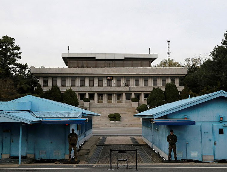  Khu phi quân sự biên giới liên Triều là dải đất dài 257km, rộng khoảng 4km, là một trong những khu biên giới “nội bất xuất, ngoại bất nhập” đối với thường dân kể từ khi Chiến tranh Triều Tiên kết thúc năm 1953.