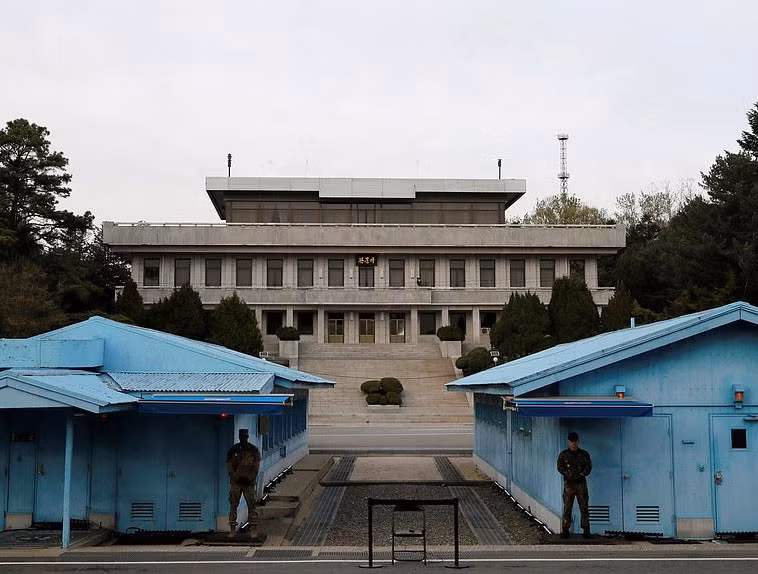  Khu phi quân sự biên giới liên Triều là dải đất dài 257km, rộng khoảng 4km, là một trong những khu biên giới “nội bất xuất, ngoại bất nhập” đối với thường dân kể từ khi Chiến tranh Triều Tiên kết thúc năm 1953.