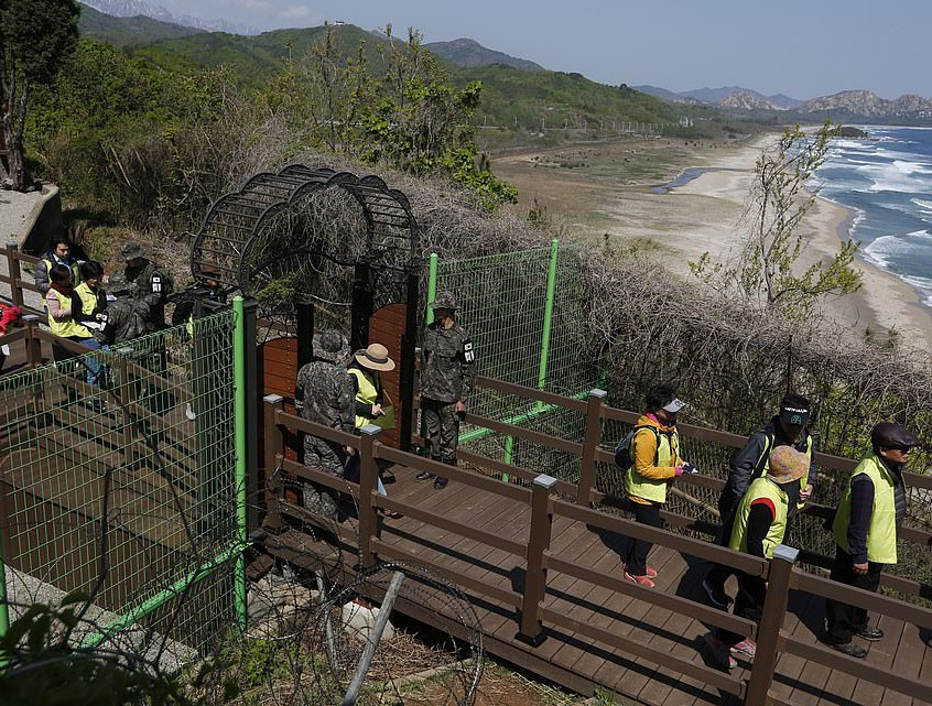 Trước khi bắt đầu, du khách được các binh sỹ phổ biến những gì không nên làm, không được chạm vào và không được chụp ảnh. Hầu hết tuyến đường là đường mòn mà quân đội Hàn Quốc sử dụng để tuần tra đoạn đường phòng thủ biên giới.