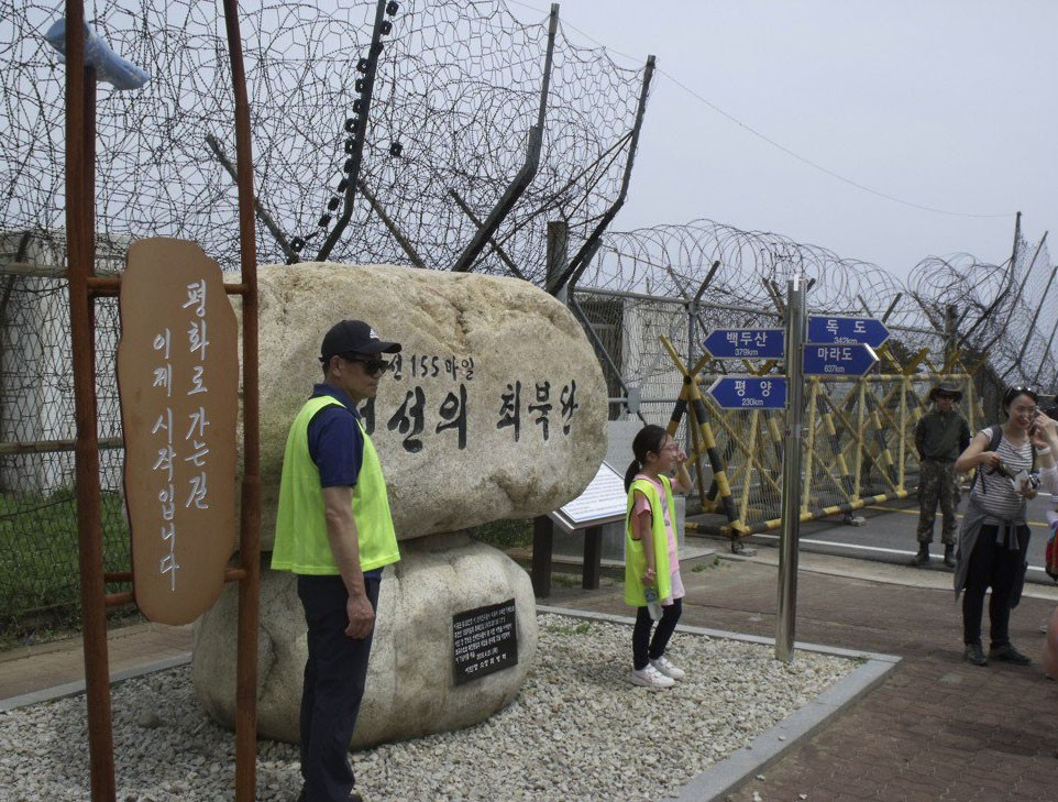 Tuyến đường kết thúc tại một cổng dây thép gai cách biên giới 2km. Du khách chụp hình tại một điểm có bảng ghi lại lời của Tổng thống Moon Jae-in: “Con đường đến với hòa bình bắt đầu từ đây”. *) Title do Kiến Thức biên tập lại