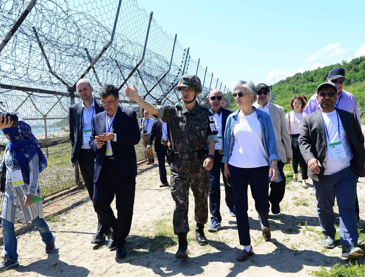 Trong khi đó, Bộ trưởng Ngoại giao Hàn Quốc Kang Kyung-wha và các nhà ngoại giao nước ngoài tại Seoul đã thăm đường mòn của khu DMZ trên bờ biển phía đông vào tháng 6-2019.