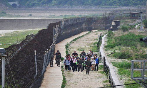 Tuyến đường mòn đón khách du lịch đầu tiên nằm dọc theo khu vực ven biển của biên giới liên Triều ở tỉnh Gangwon, phía Đông Hàn Quốc, cách Thủ đô Seoul khoảng 90km.