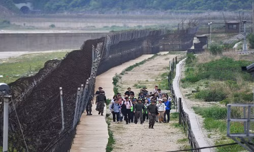 Tuyến đường mòn đón khách du lịch đầu tiên nằm dọc theo khu vực ven biển của biên giới liên Triều ở tỉnh Gangwon, phía Đông Hàn Quốc, cách Thủ đô Seoul khoảng 90km.