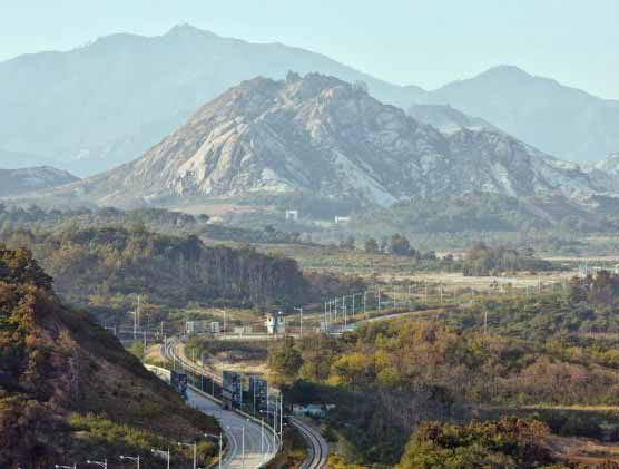 Đến với “Đường mòn hòa bình DMZ” ở Paju, mỗi du khách mất khoảng 3 giờ đi bộ dọc bờ sông dài 9km. Tour du lịch được tổ chức từ thứ tư đến chủ nhật mỗi tuần, bắt đầu lúc 9h30 vào mùa đông và 8h30 vào mùa hè.