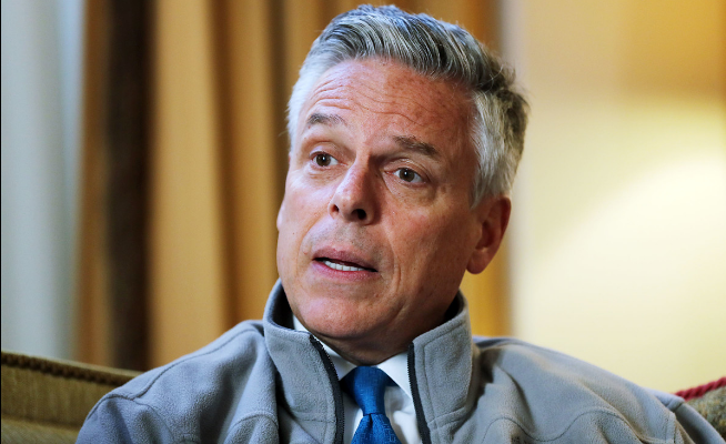 Đại sứ Mỹ Jon Huntsman sinh ngày 26/3/1960 tại Redwood, bang California. Ông từng theo học tại trường trung học Highland ở Salt Lake nhưng bỏ học giữa chừng để theo đuổi đam mê là thành viên của một ban nhạc rock. Ảnh: DN.