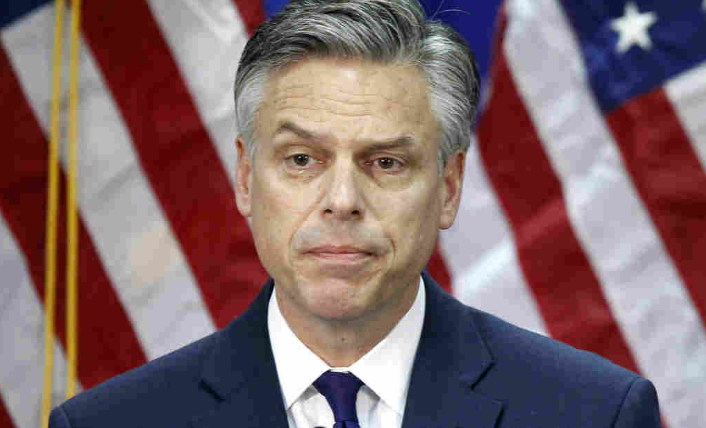 Trong thư từ chức, ông Huntsman bày tỏ hy vọng có đủ thời gian cho người kế nhiệm được đề cử và thông qua, đồng thời cam kết trong việc tạo điều kiện cho việc thay thế được diễn ra suôn sẻ. Ông Huntsman cho biết thêm rằng ông và gia đình muốn về nhà để "kết nối với gia đình". Ảnh: AP.