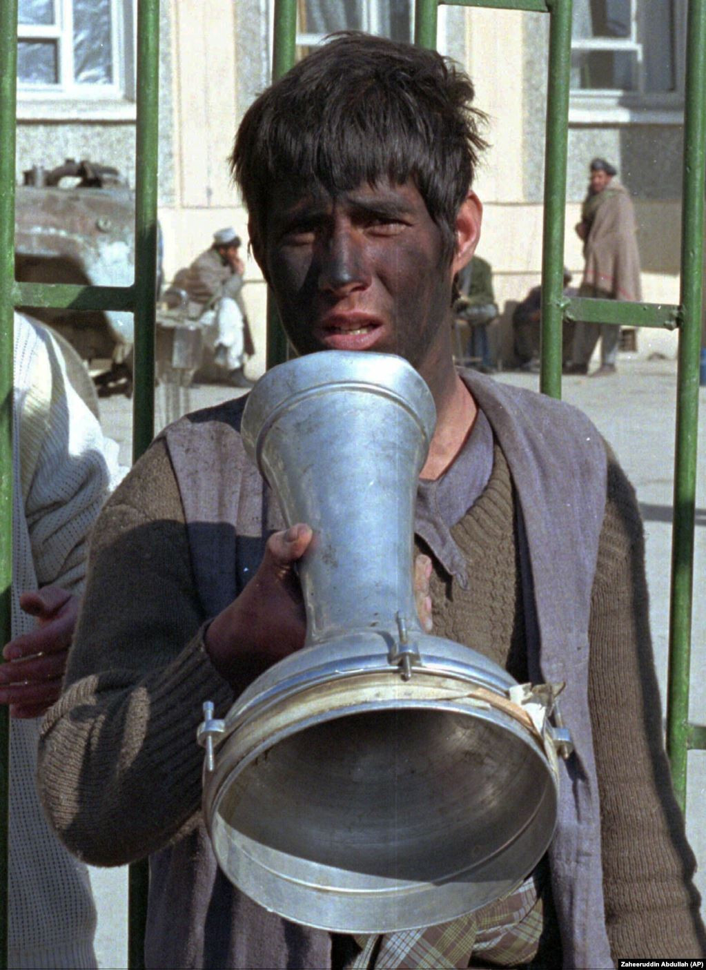 Khuôn mặt của một thanh niên bị bôi đen sau khi bị bắt vì tội ăn cắp 5 tấm thảm. Các chiến binh Taliban đã áp dụng nhiều hình phạt lên thanh niên này.