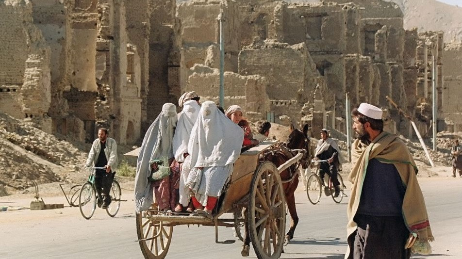 Ngoài ra, Taliban còn ban hành điều luật cấm các em gái đến trường và phụ nữ xuất hiện tại công sở.