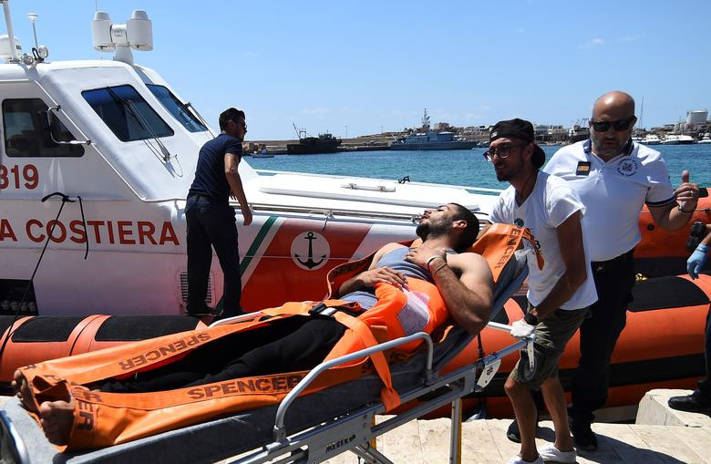 Am anh canh di dan tren tau mac ket tuyet vong nhay xuong bien-Hinh-7