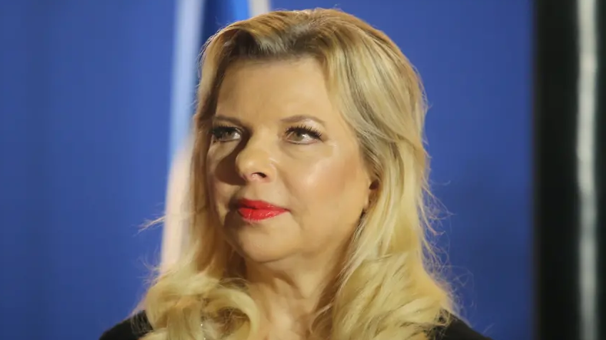 Channel 12 đưa tin, trên chuyến bay của hãng hàng không quốc gia Israel El Al tới Ukraine, bà Netanyahu đứng dậy khỏi chỗ ngồi và giận dữ yêu cầu được vào buồng lái. Tuy nhiên, bà đã bị các nhân viên bảo vệ chặn lại. Một lúc sau, cơ trưởng nói lại trên loa phát thanh và chào mừng bà đến với chuyến bay. Ảnh: JP.