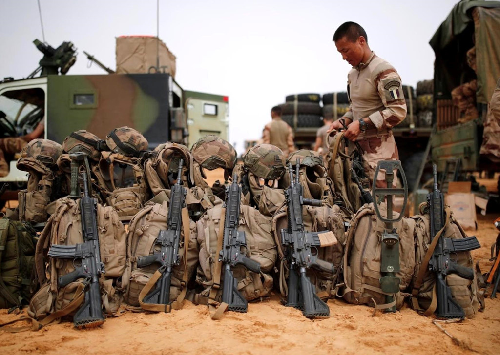 "Đây có phải là điện thoại của anh?", người lính hỏi kẻ khả nghi và anh ta gật đầu. Họ lấy dấu vân tay của người này và để anh ta đi vì đó chỉ là bằng chứng gián tiếp. "Tôi chắc chắn anh ta là một chiến binh thánh chiến", một người lính Pháp canh giữ anh ta sau đó thì thầm. "Anh ấy làm cho chúng tôi vui vẻ".