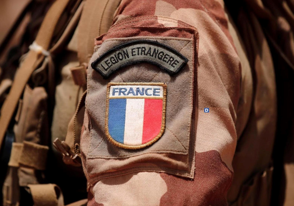 Ở một giai đoạn họ nghe báo cáo về nhóm vũ trang đang tiến về phía họ. Máy bay chiến đấu được điều động để dọa các chiến binh. Nhưng quân đội vẫn bị kẹt bánh xe. Sáng hôm sau, phái đoàn Malian - Pháp đến thăm một ngôi làng Fula, bên cạnh khu rừng nơi họ phát hiện một số người đàn ông lần trốn.